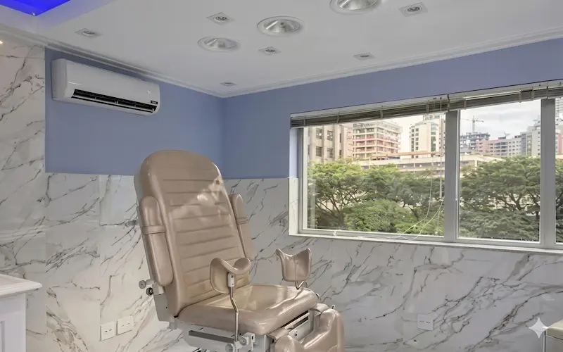 Espaço interno da clínica com atendimento reservado